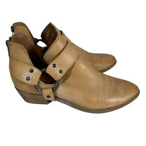FRYE Ray Harness Back Zip Women's Size 7 1/2 Light Tan Leather Bootie